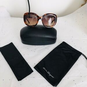 Like new Salvatore ferragamo sunglasses 🕶️